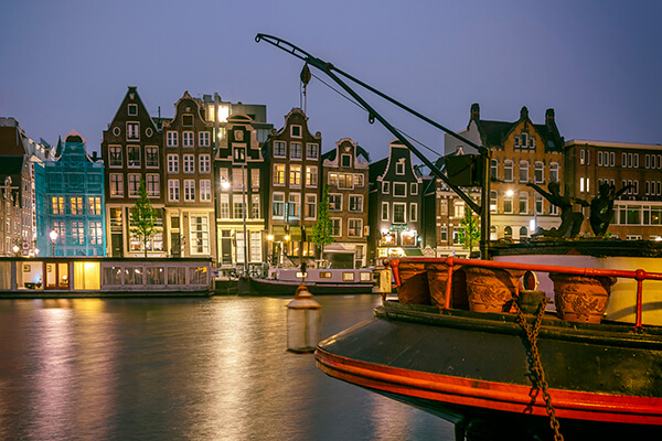 Werk aan de Muur, de Amsterdamse grachten in de avond