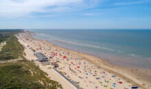 Dronefotograaf legt strandgangers in Zeeland vast