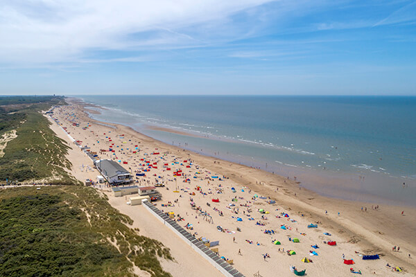 Dronefotograaf legt strandgangers in Zeeland vast