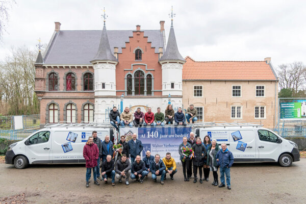 Bedrijfsfotografie met alle werknemers voor een opgeleverd bouwproject