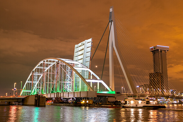 Transport van de tijdelijke Suurhoffbrug door nachtelijk Rotterdam voor Rijkswaterstaat